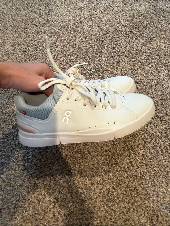 On Running Shoes - On Cloud woman’s Roger shoes 7.5